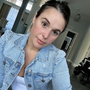 Meet your Posher, Yenissel